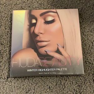 UNUSED Huda Beauty Winter Highlighter Palette